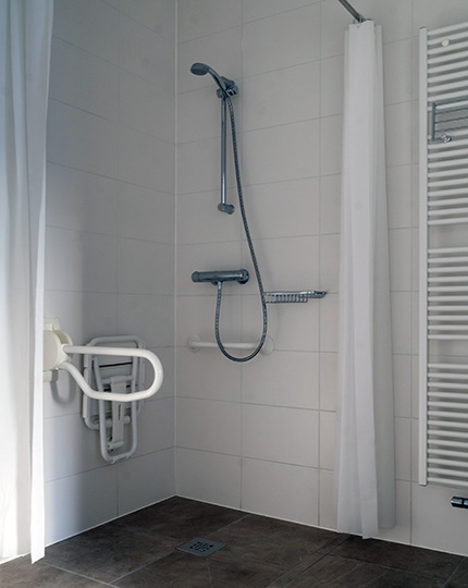 Douche in een aparte badkamer in een assistentie woning van Gaudium in Mol