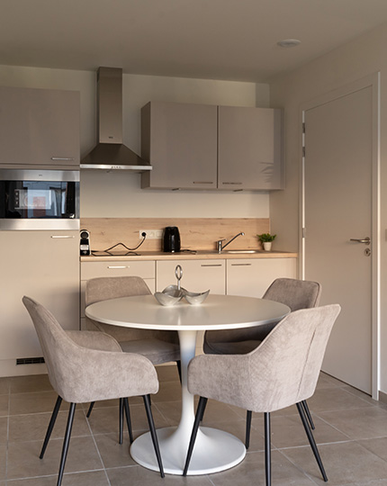 Eettafel en open keuken in een assistentie woning van Gaudium in Mol