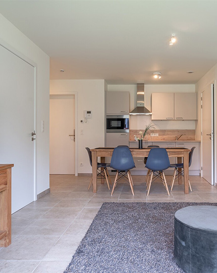 Leefruimte, eettafel en open keuken in een assistentie woning van Gaudium in Mol